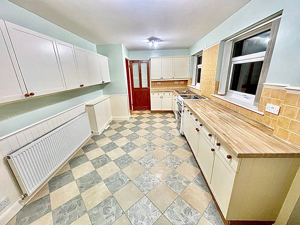 5 bed detached house to rent in Higher Reedley Road, Nelson BB9, £1,400