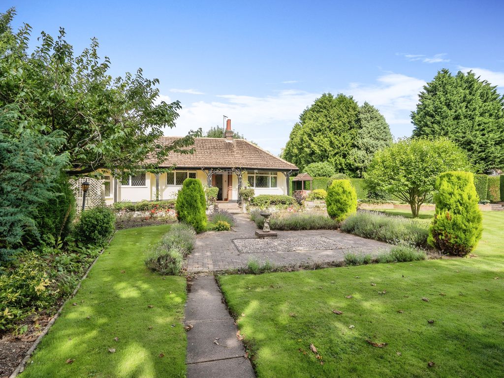 3 bed bungalow for sale in Melton Road, Syston, Leicester LE7, £525,000