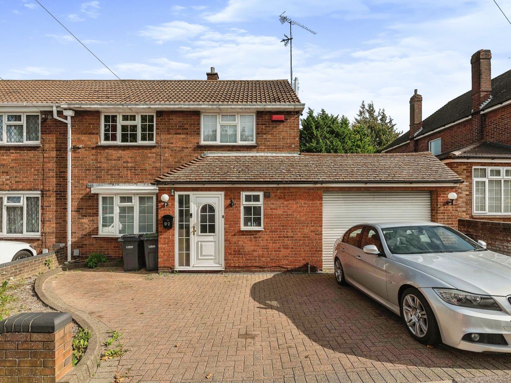 3 bed semidetached house for sale in Humberstone Road, Luton