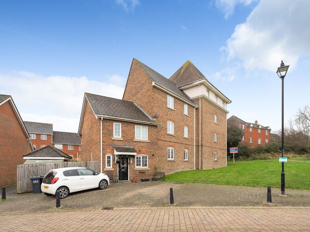 2 bed flat for sale in Imperial Way, Singleton, Ashford TN23, £200,000