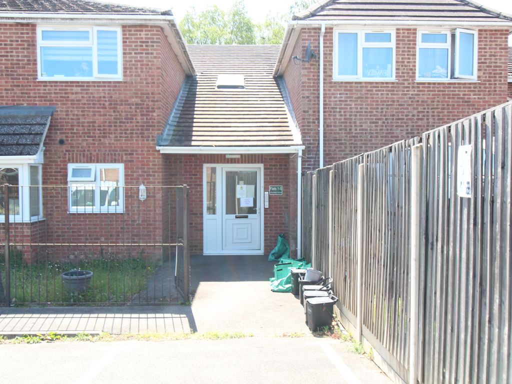 2 bed flat to rent in Kingfisher Drive, Woodley RG5 Zoopla