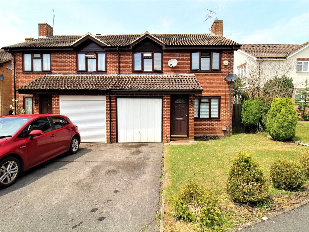 3 bed semidetached house for sale in Longstock Close, Chineham