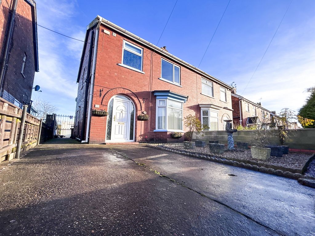 3 bed semidetached house for sale in Buckingham Avenue, Scunthorpe