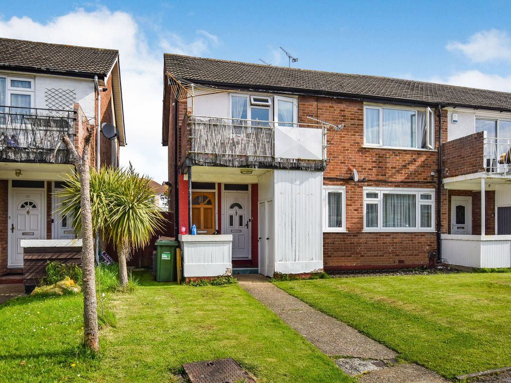 2 bed flat for sale in Ashdown Walk, Romford RM7, £240,000 Zoopla