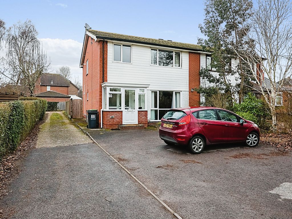 3 bed semidetached house for sale in Hart Plain Avenue, Waterlooville