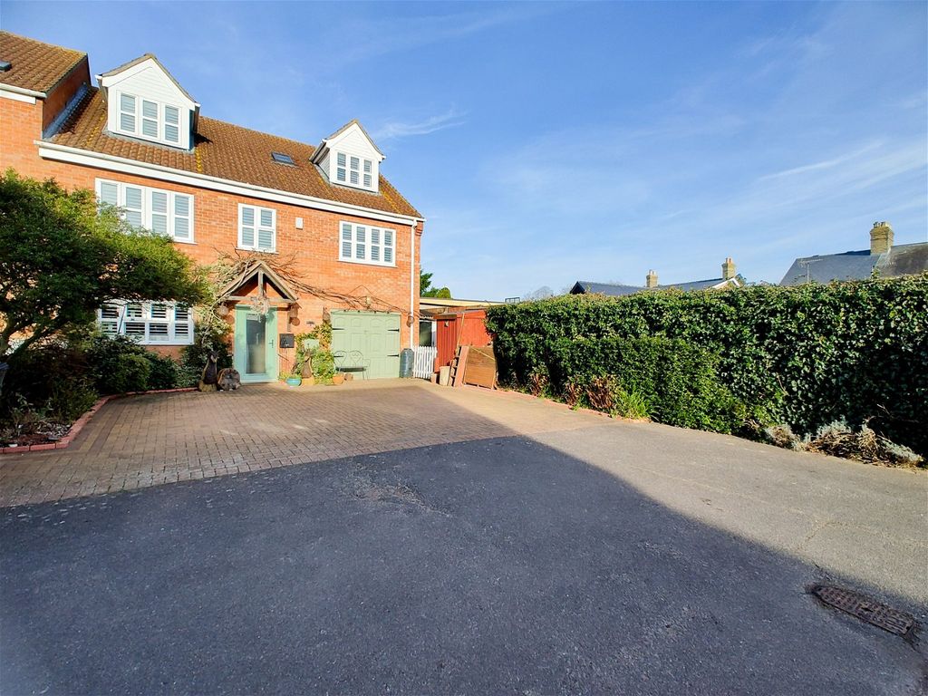 5 bed semidetached house for sale in Thistledown, Doddington, March