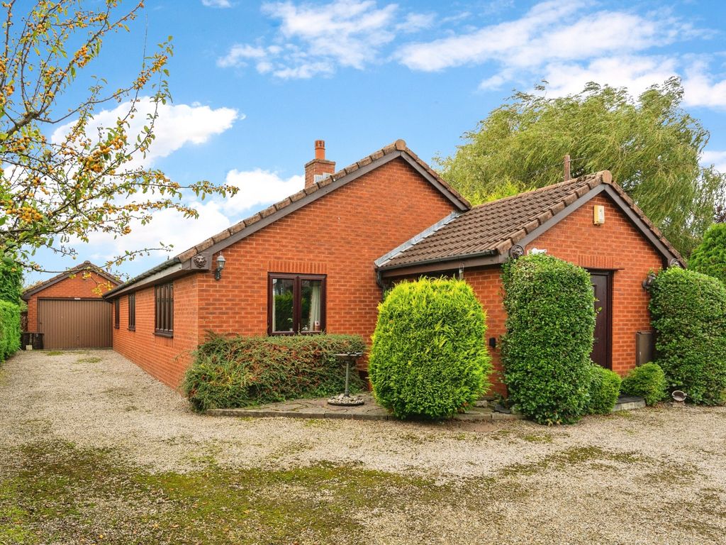 3 bed bungalow for sale in Lumber Lane, Burtonwood, Warrington WA5, £