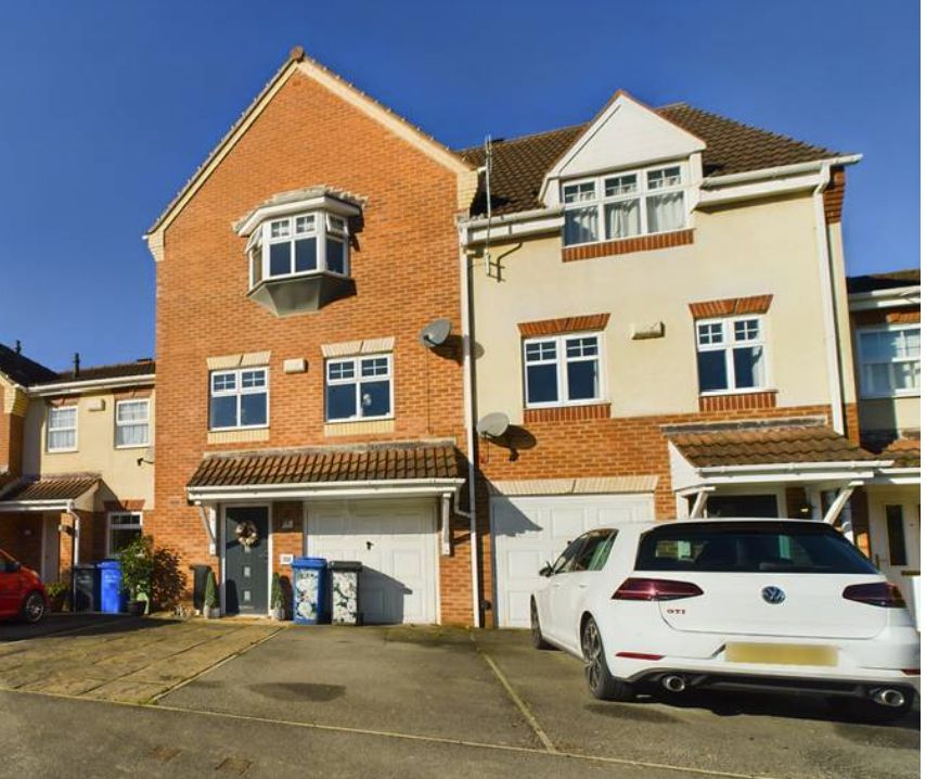 3 bed terraced house for sale in Wain Avenue, Chesterfield S41, £