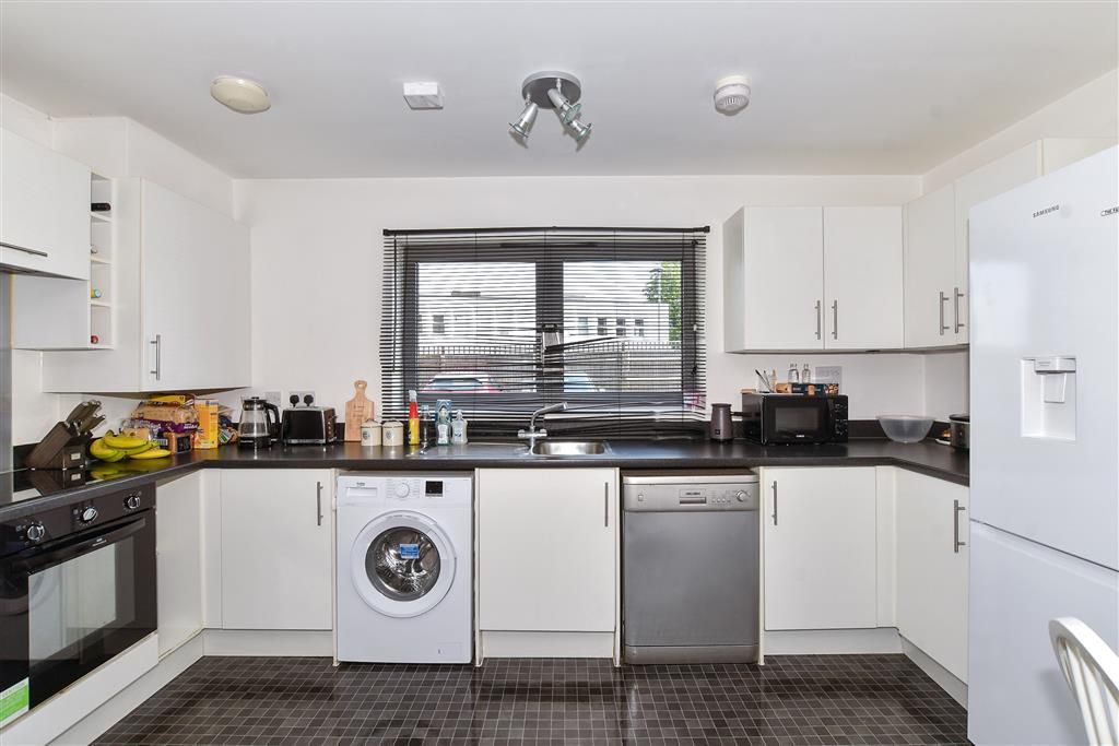 2 bed flat for sale in The Farrows, Maidstone, Kent ME15, £162,000 Zoopla