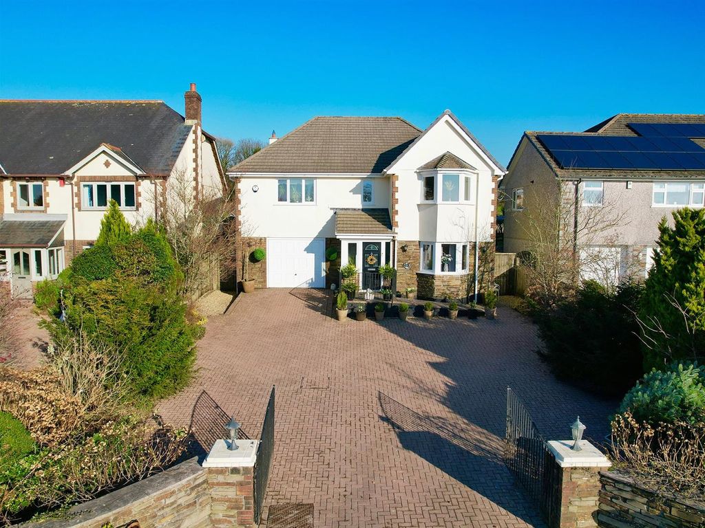 4 bed detached house for sale in Saltash Road, Callington PL17, £