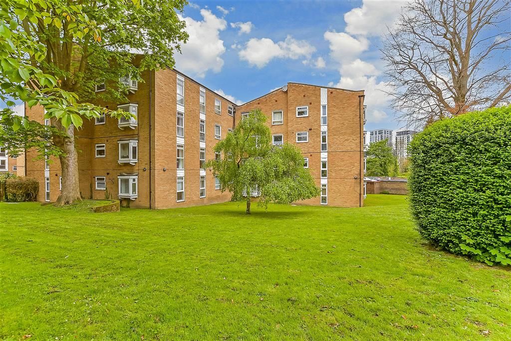 2 bed flat for sale in Ambleside Gardens, Sutton, Surrey SM2, £300,000