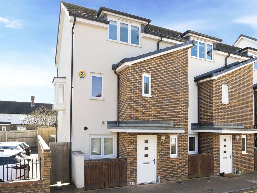 3 bed end terrace house for sale in Pyle Close, Addlestone KT15 Zoopla