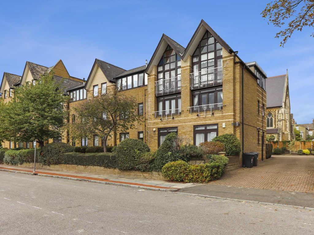 2 bed flat for sale in Sandringham Gardens, London N12, £350,000 Zoopla