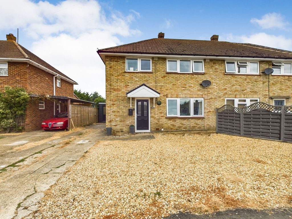 3 bed semidetached house for sale in Coronation Avenue, Huntingdon