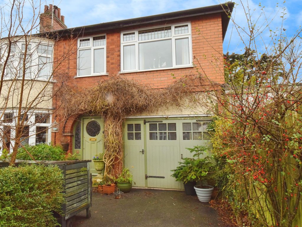 4 bed semidetached house for sale in Holt Road, Birstall, Leicester