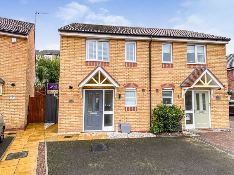 2 bed semidetached house to rent in Copper Grove, Rogerstone, Newport