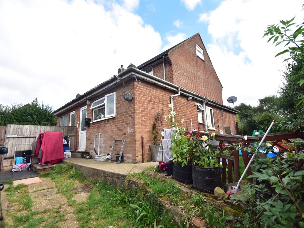 2 bed end terrace house for sale in Farley Hill, Luton LU1 Zoopla