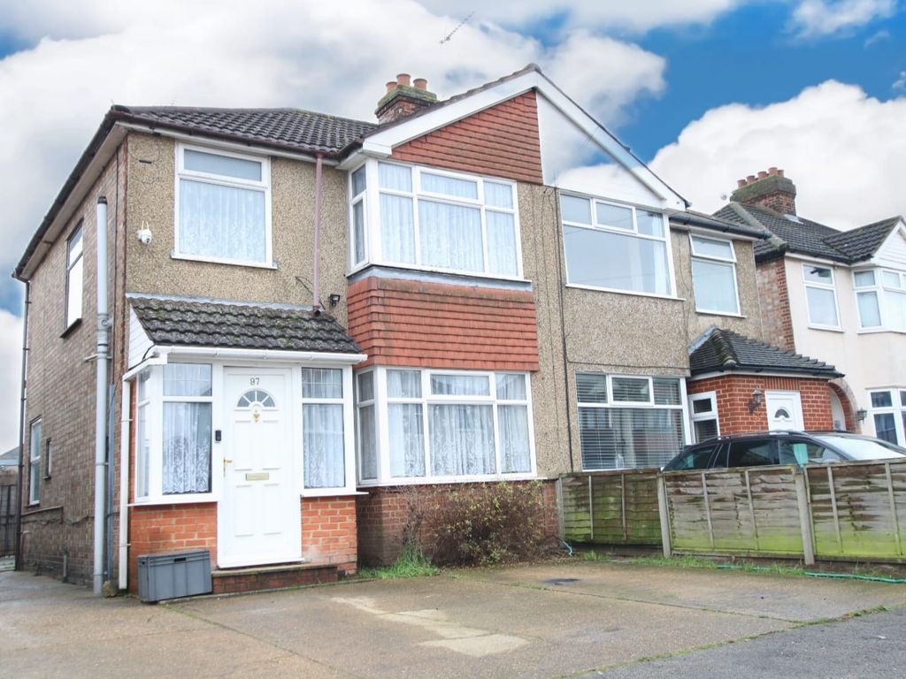 3 bed semidetached house for sale in Avondale Road, Ipswich, Suffolk