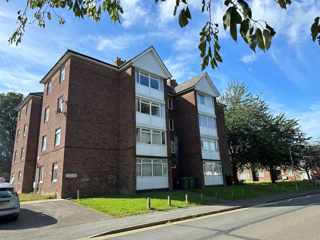 2 bed flat for sale in Meadgate Avenue, Great Baddow, Chelmsford CM2, £