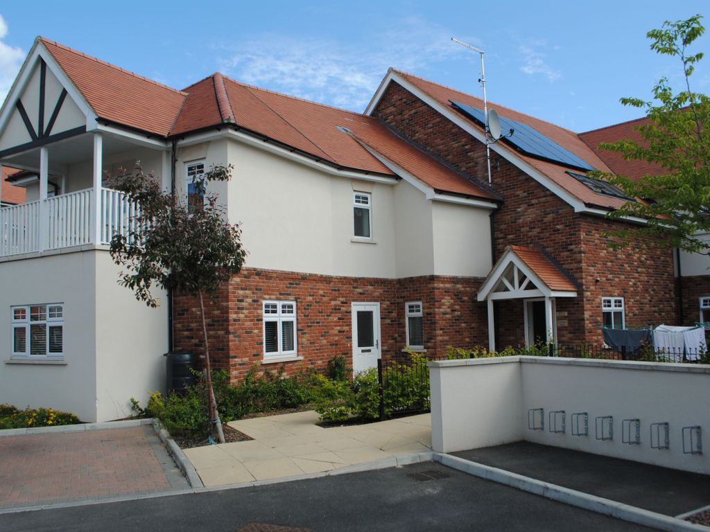 2 bed flat to rent in Lexington House, Nelson Road, LeighOnSea SS9, £1,400 pcm Zoopla