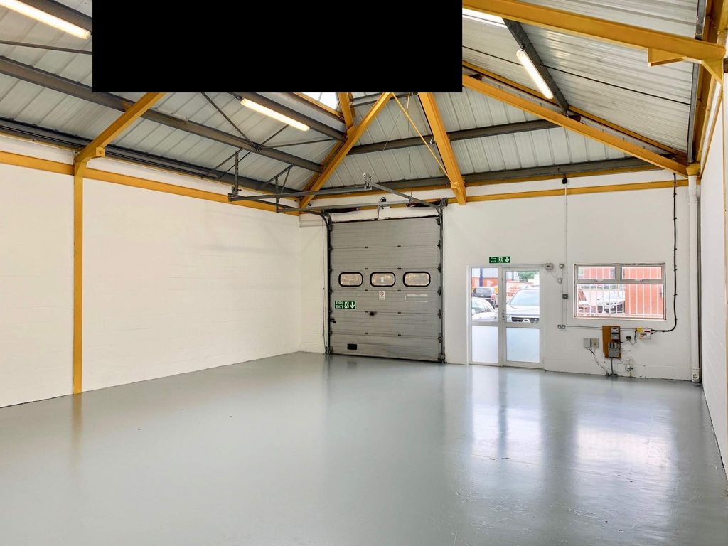 Warehouse to let in Unit 11, Maple Industrial Estate, Feltham TW13