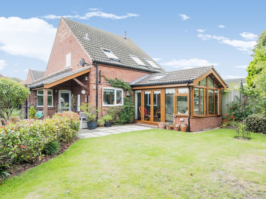 3 bed semidetached house for sale in Barclay Close, Cromer NR27, £
