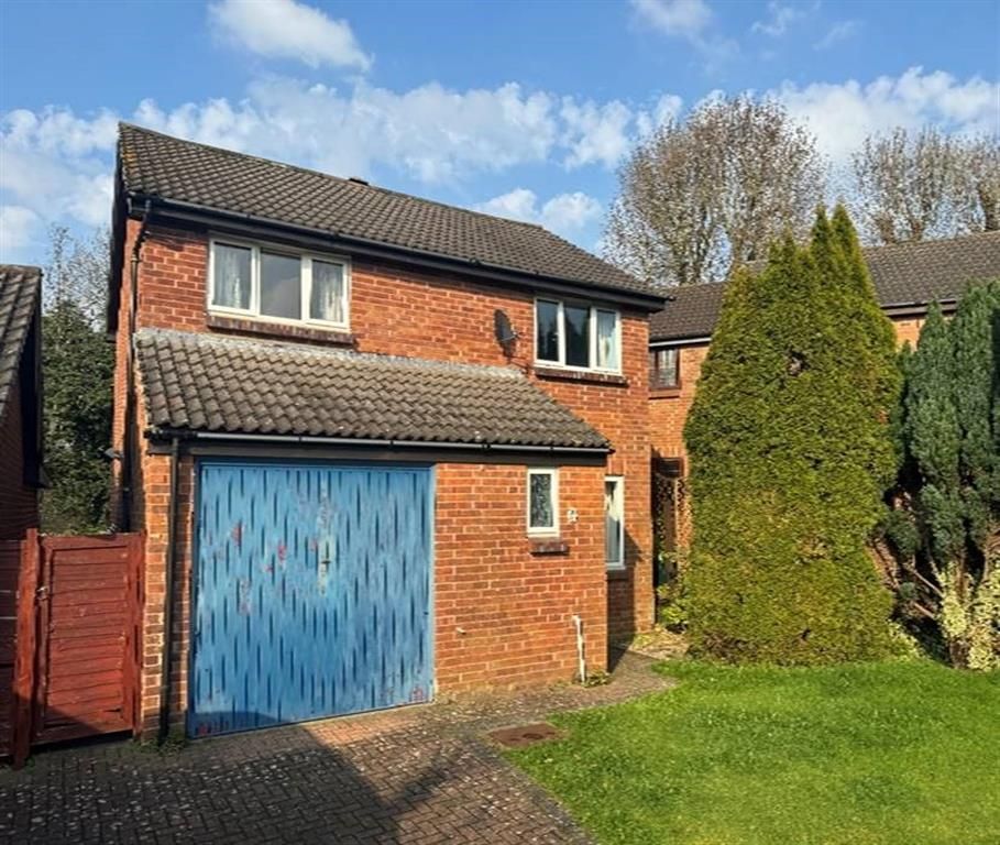 4 bed detached house for sale in Mallow Close, Horsham RH12, £460,000