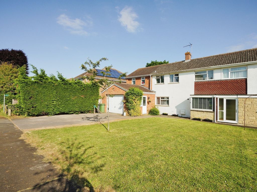 4 bed semidetached house for sale in Charlbury Road, Shrivenham