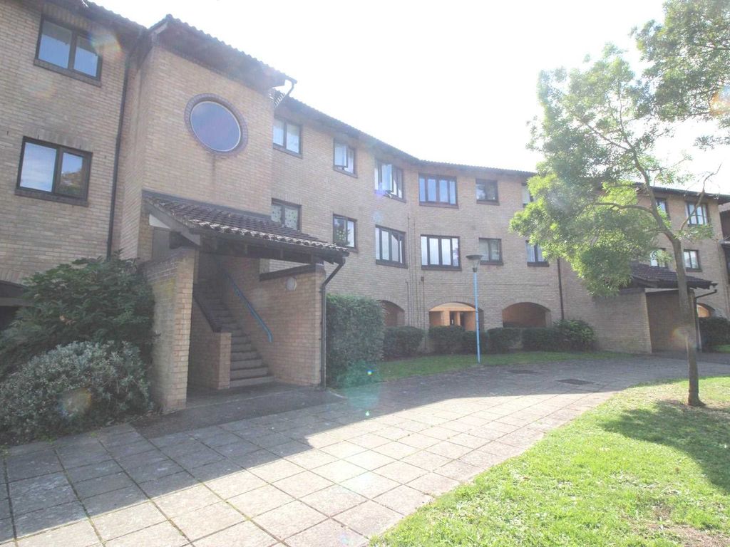 1 bed flat to rent in 9 Eastgate Close, Thamesmead SE28, £1,300 pcm Zoopla