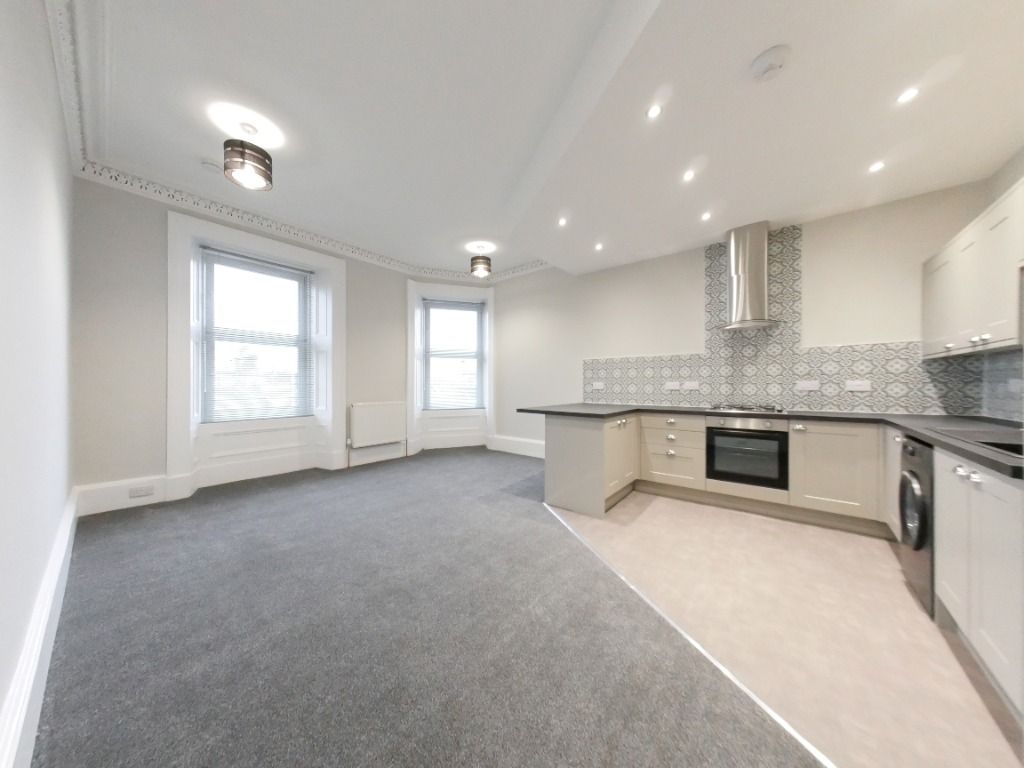 3 bed flat to rent in Gray Street, Broughty Ferry, Dundee DD5, £1,100