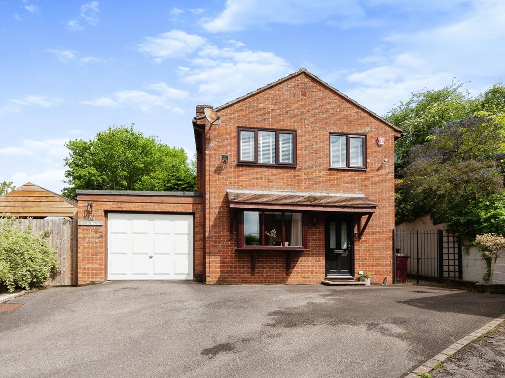 4 bed detached house for sale in Valley Way, Pamber Heath, Tadley