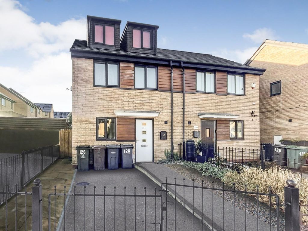 3 bed property for sale in Roundwood Avenue, Bradford BD10, £140,000