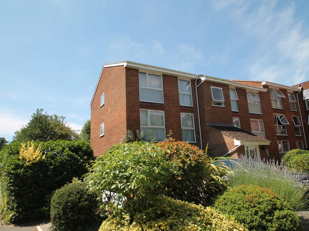 2 bed flat for sale in Lyonsdown Road, New EN5, £300,000