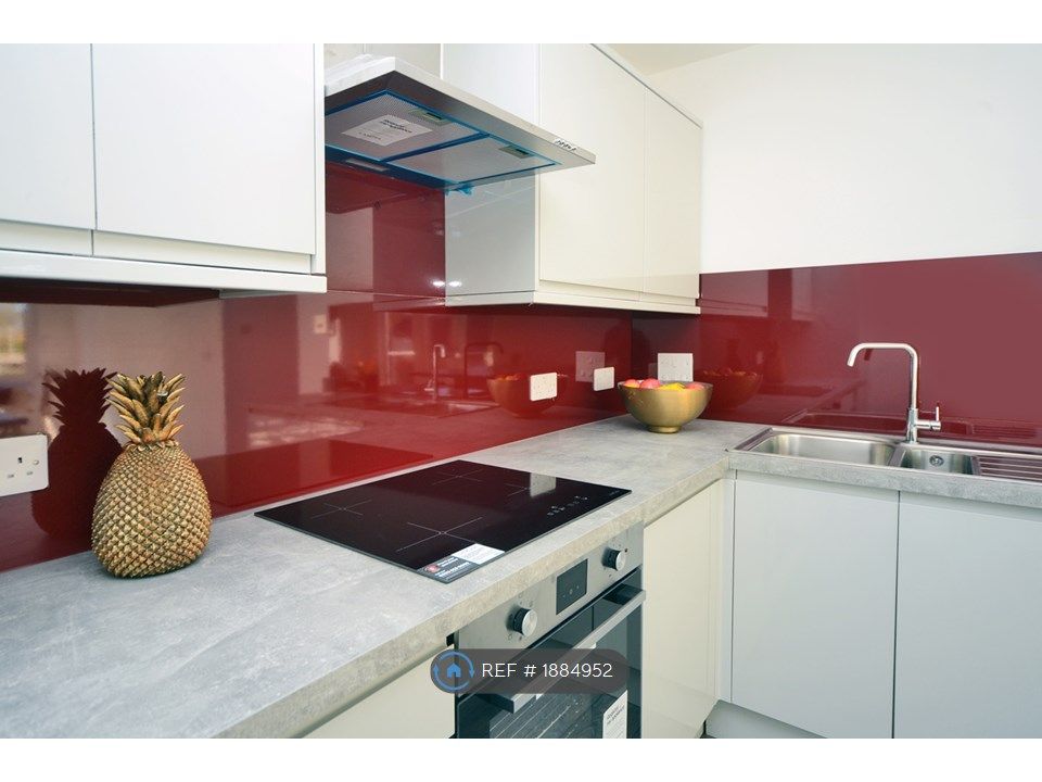 2 bed flat to rent in Station Approach, West Byfleet KT14, £1,495 pcm