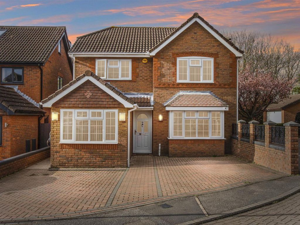 5 bed detached house for sale in Caister Close, Hemel Hempstead HP2, £