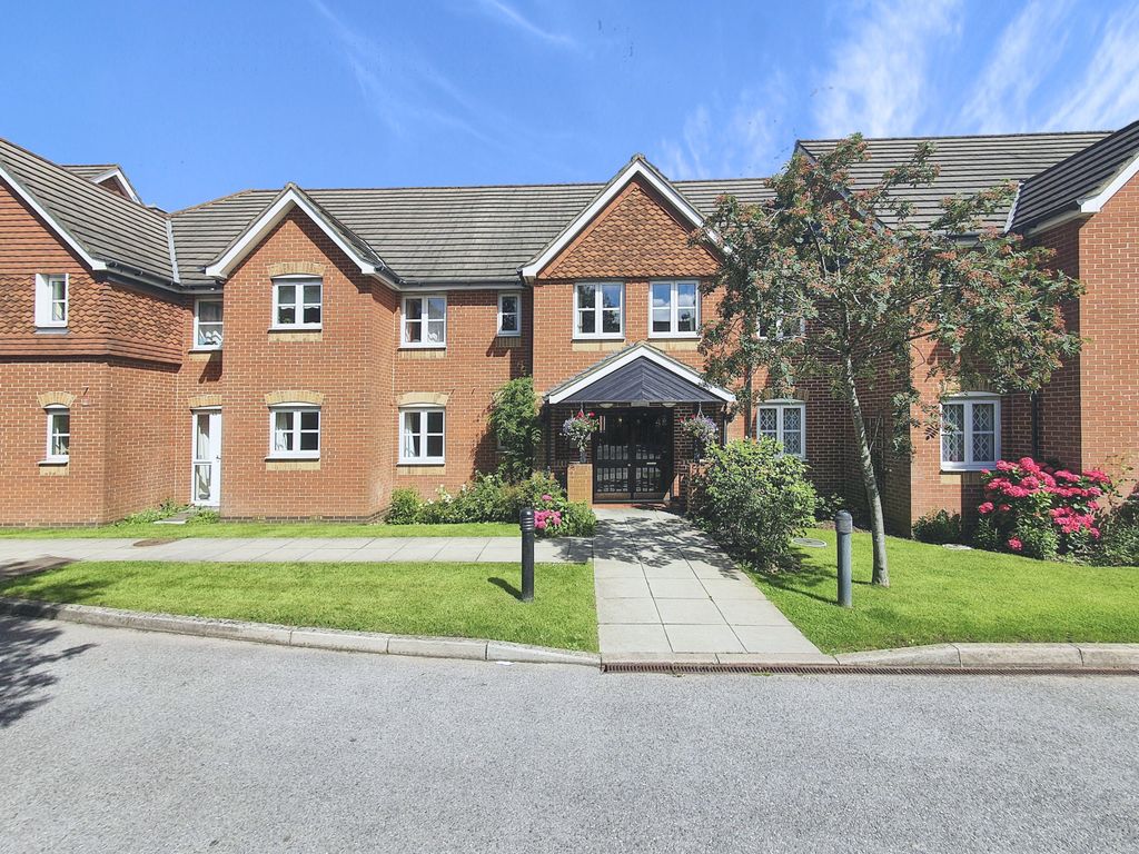 1 bed flat for sale in Hillcroft Court, Chaldon Road, Caterham, Surrey