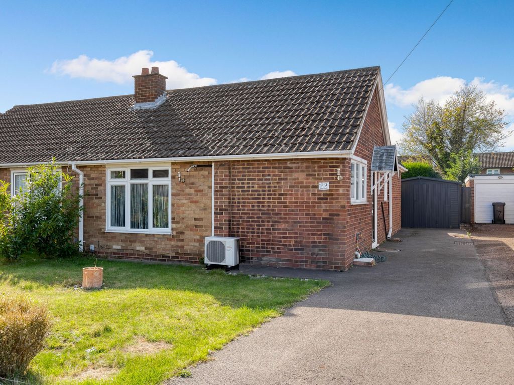2 bed semidetached bungalow for sale in Elm Walk, Royston SG8, £