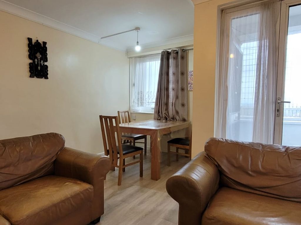 2 bed flat to rent in Puteaux House, Mace Street, Bethnal Green, London