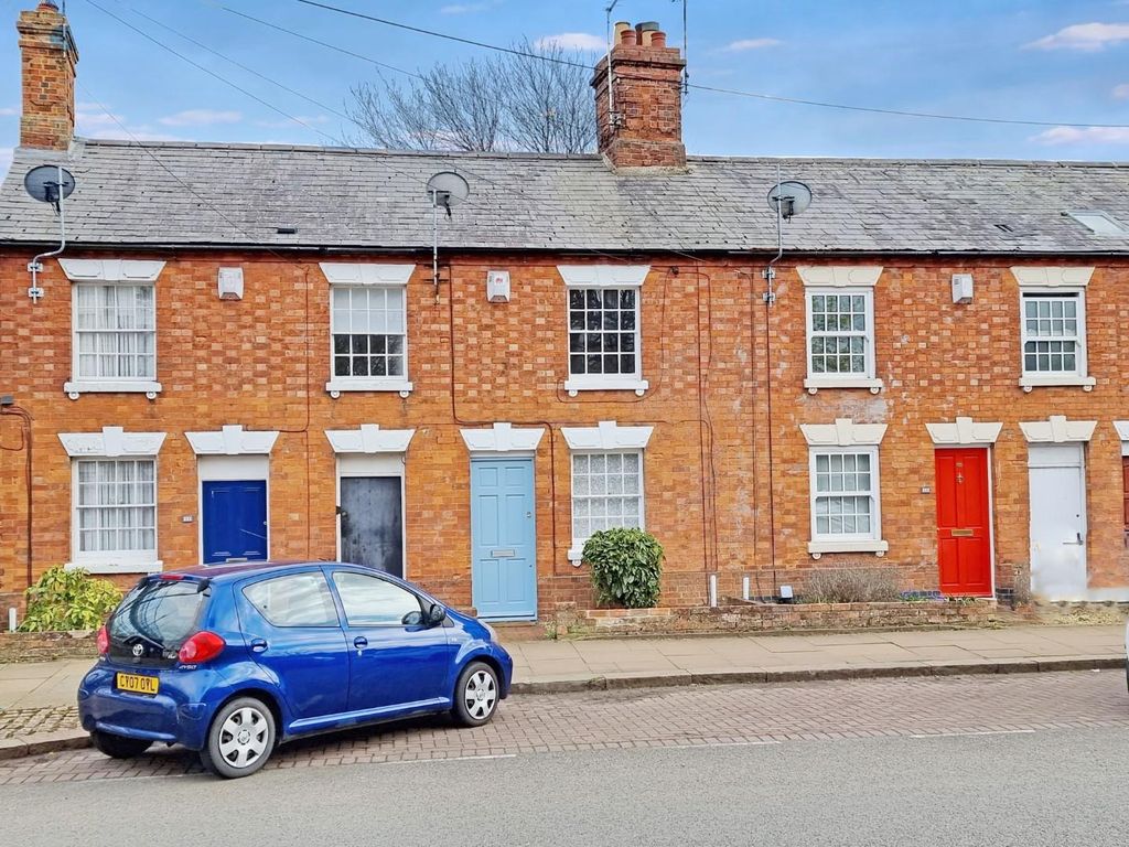 2 bed terraced house to rent in Oxford Street, Daventry NN11, £795 pcm