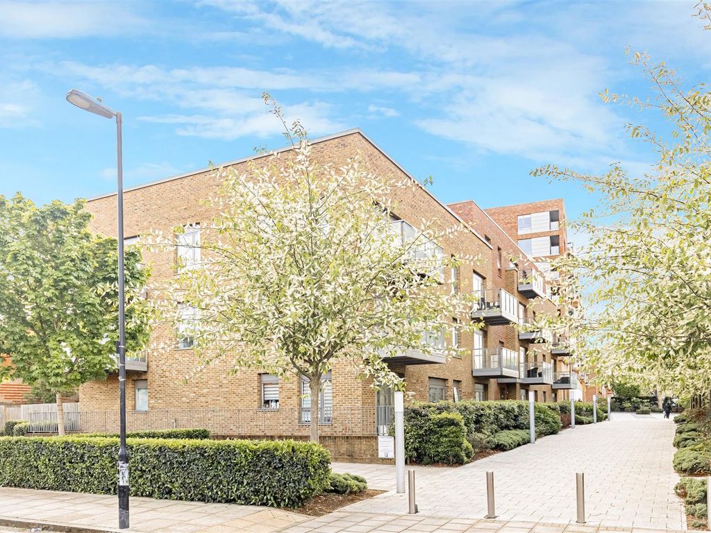 2 bed flat for sale in Bath House Court, Smithfield Square, Hornsey N8