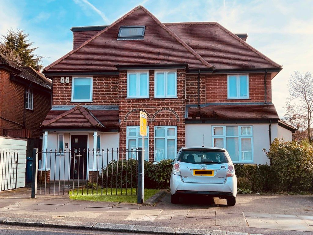 3 bed flat for sale in Edgwarebury Lane, Edgware HA8, £500,000 Zoopla