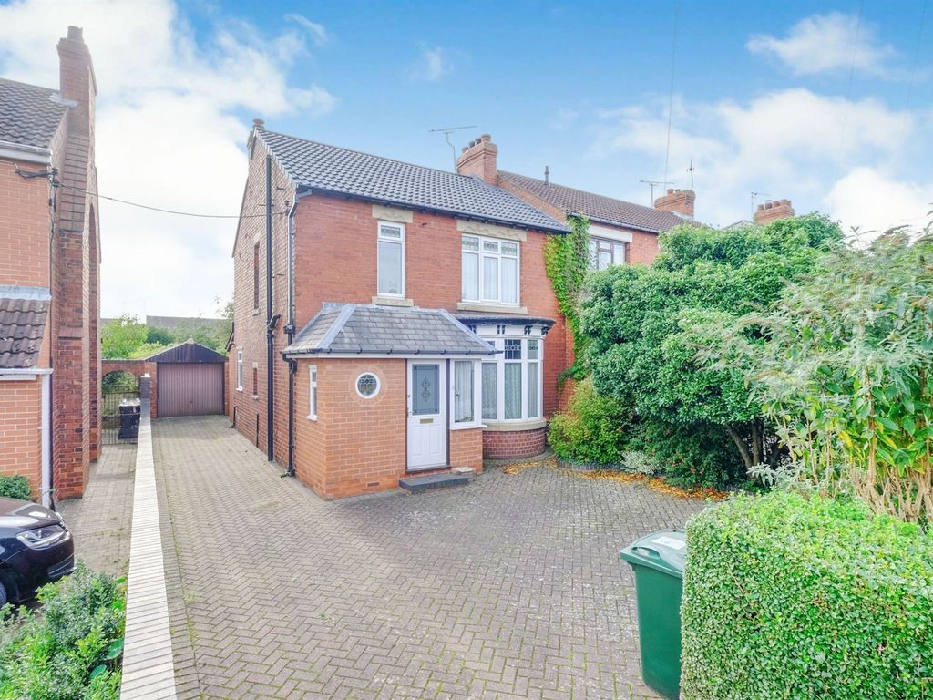 3 bed semidetached house for sale in Swinston Hill Road, Dinnington