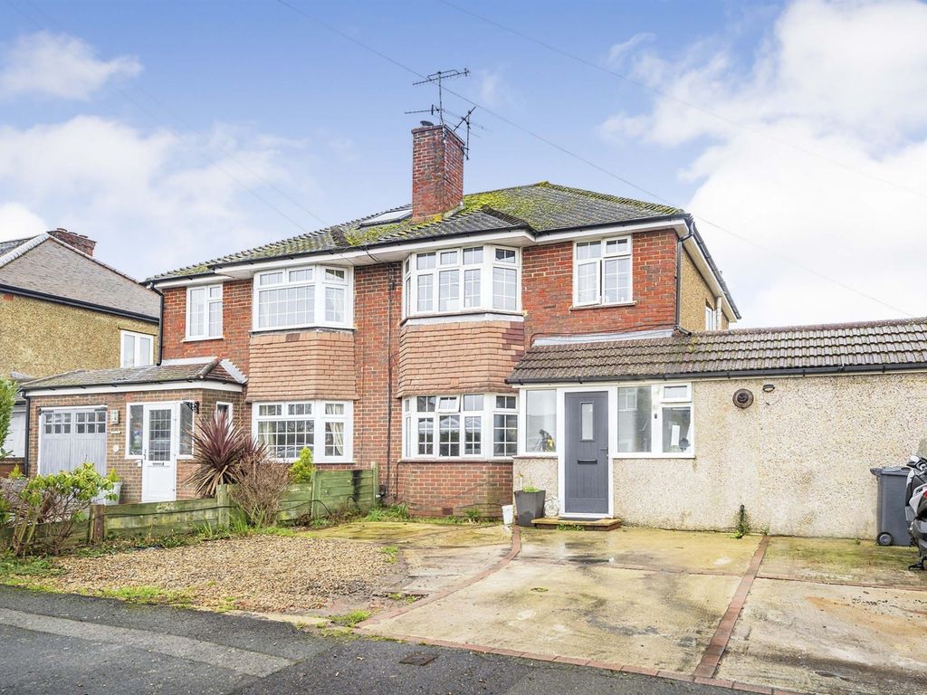 4 bed semidetached house for sale in Copsleigh Way, Salfords, Redhill