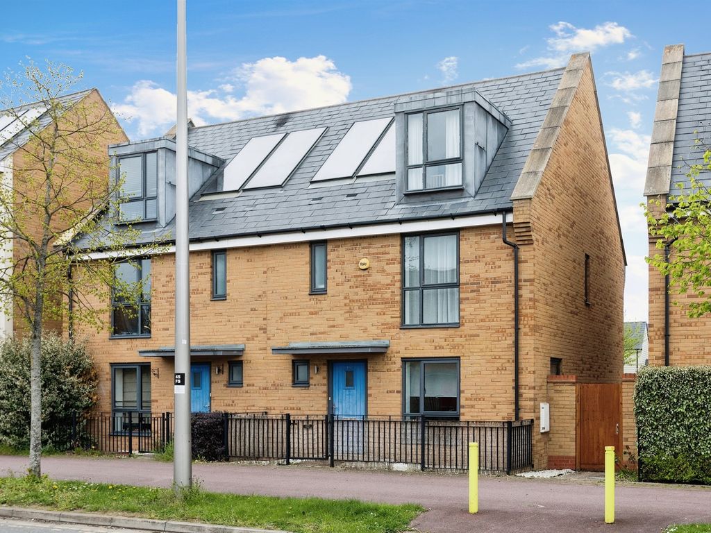 4 bed semidetached house for sale in Fen Street, Brooklands, Milton