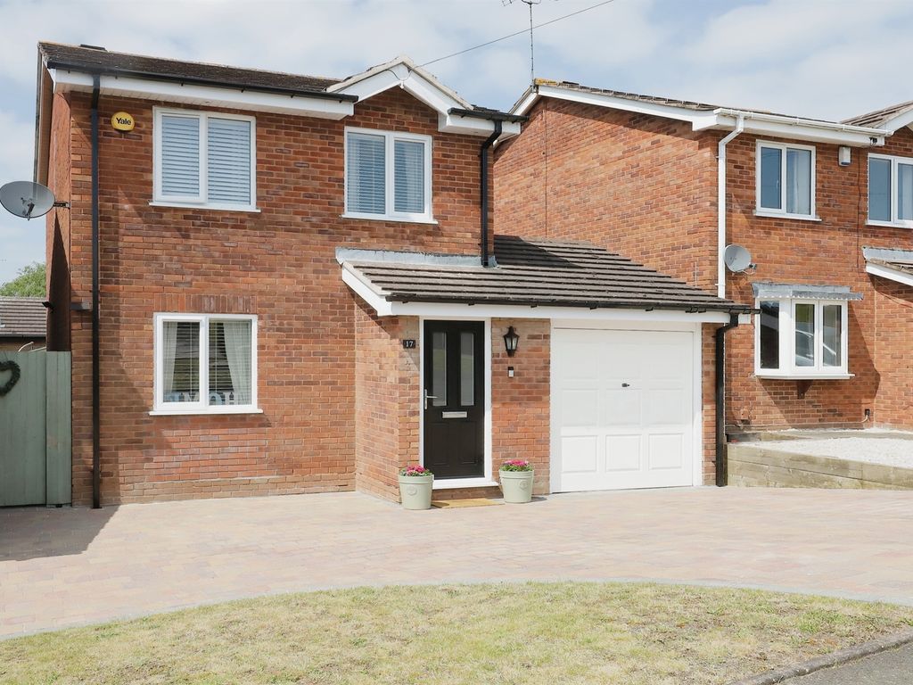 3 bed detached house for sale in Lapwing Close, Kidderminster DY10, £