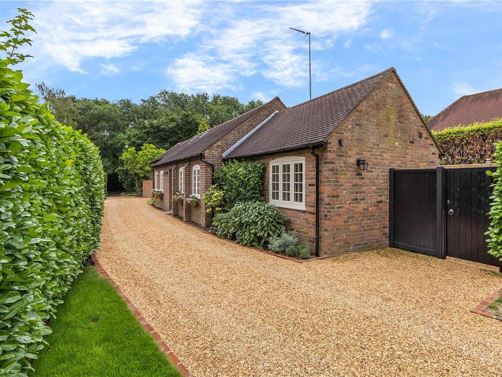 2 bed bungalow to rent in West Common, Harpenden, Hertfordshire AL5