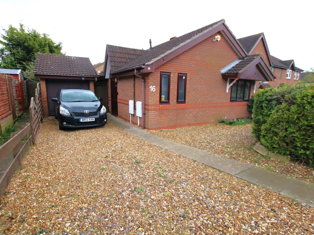 2 bed detached bungalow for sale in Claregate, Northampton NN4, £
