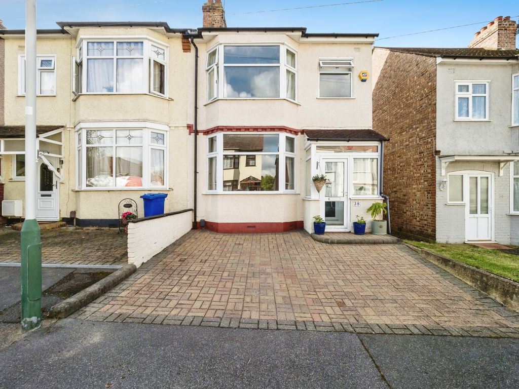 3 bed end terrace house for sale in Park Crescent, Hornchurch, Essex