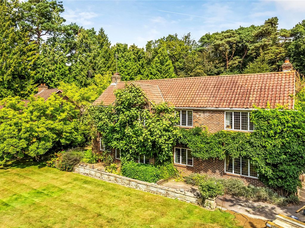 4 bed detached house for sale in Rockfield Road, Oxted, Surrey RH8, £