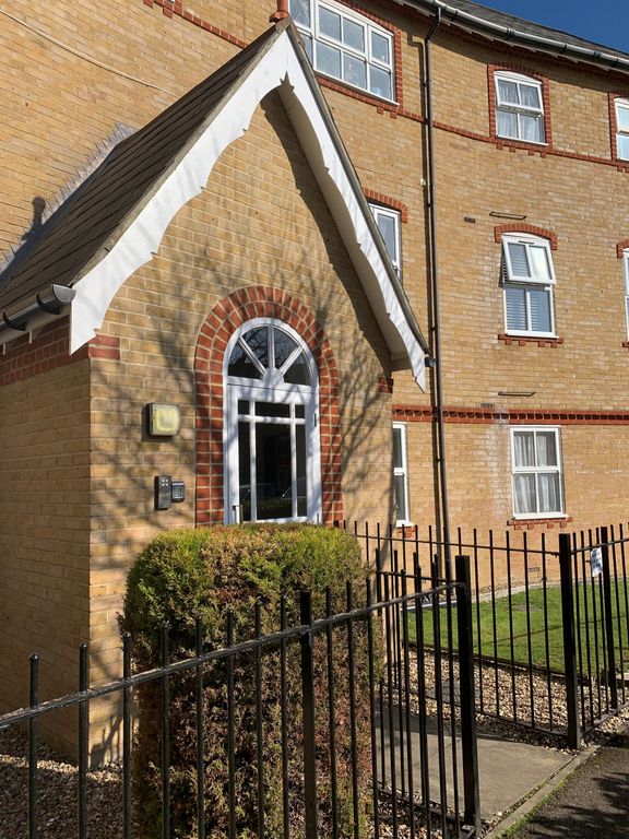 2 bed flat to rent in Chamberlayne Avenue, Wembley, Greater London HA9